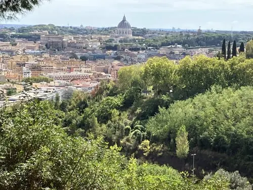 Cupola di San Pietro vista lateralmente dalla Riserva di Monte Mario